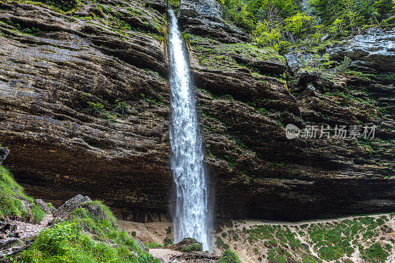 上伯里尼克瀑布在特里格拉夫国家公园，戈伦伊斯卡，朱利安阿尔卑斯山，斯洛文尼亚，欧洲
