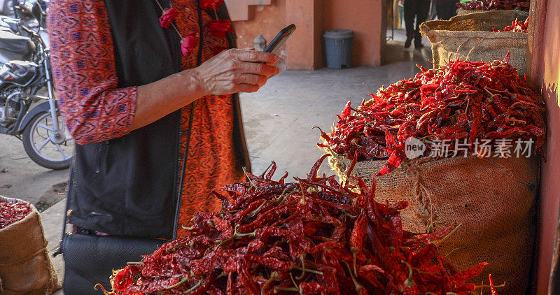 一个成熟的女人开拓红辣椒市场