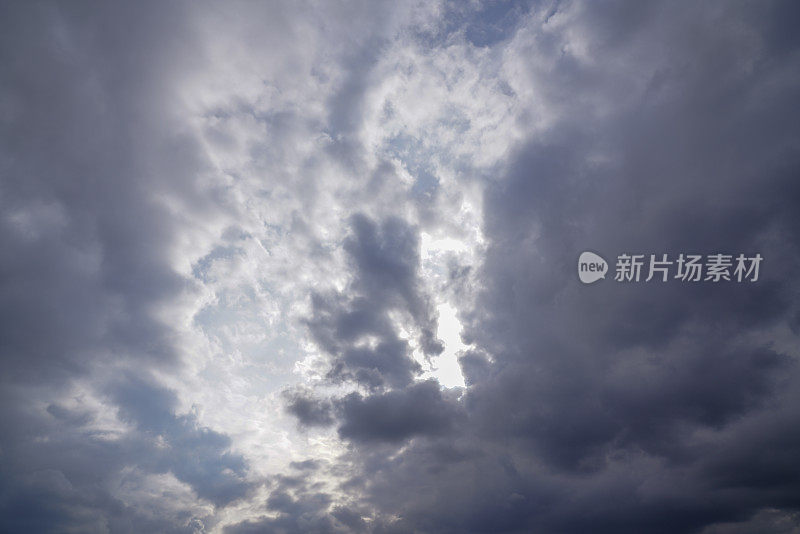 云和天空的背景。戏剧性的天空背景