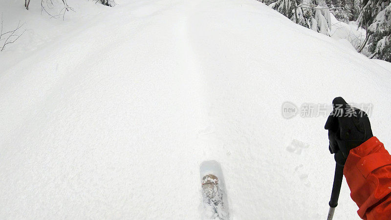 第一人称视角POV背国家滑雪下山高山斜坡