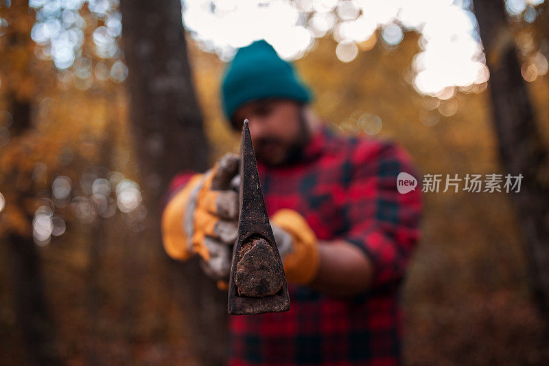 伐木工人正在准备他的斧头