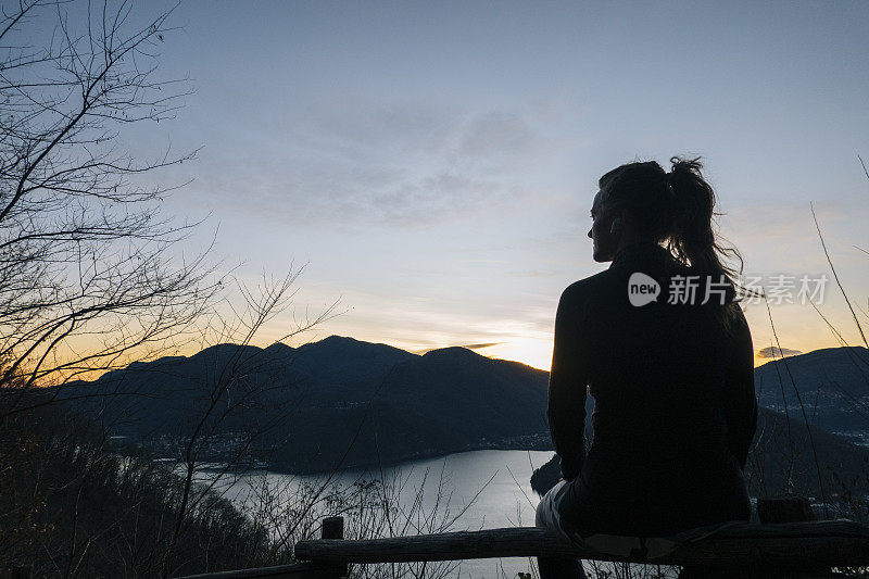 女性徒步旅行者在湖泊和欧洲阿尔卑斯山上行走