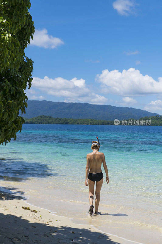 游客在巴拉望巴顿港的海滩上浮潜