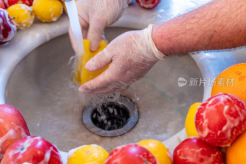 用肥皂清洁水果和蔬菜，防止冠状病毒——用海绵清洁和含有肥皂的水果清洁。