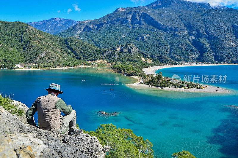 欣赏风景的摄影师。Ölüdeniz来自土耳其Fethiye。