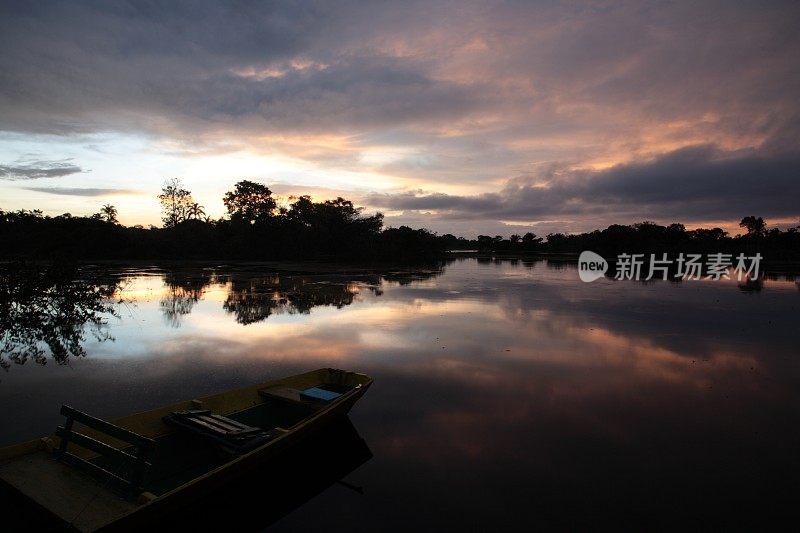 巴西日出时的亚马逊丛林河景观