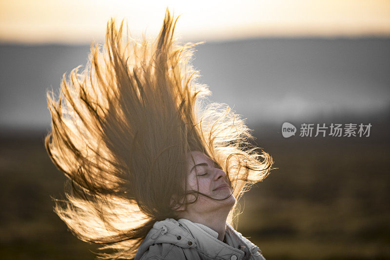 快乐的少女在户外摇摆头发