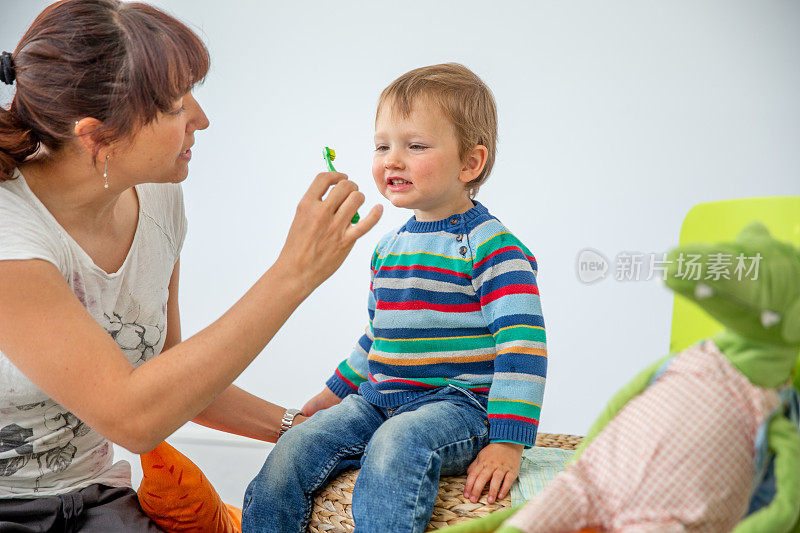 妈妈教小男孩如何正确刷牙-照片