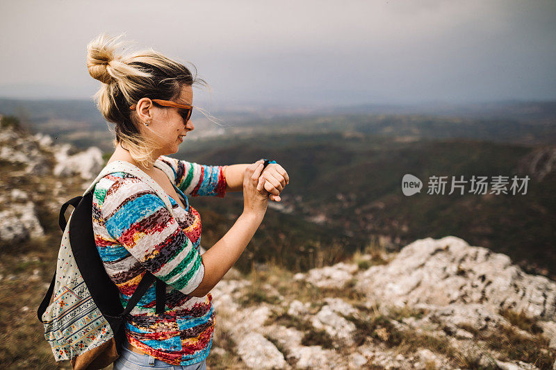 女性徒步旅行者使用智能手表导航