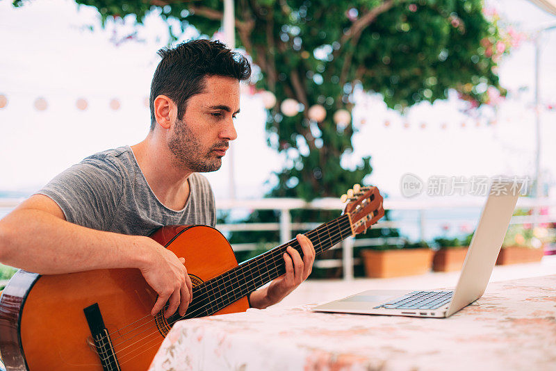 一名男子在网上弹吉他