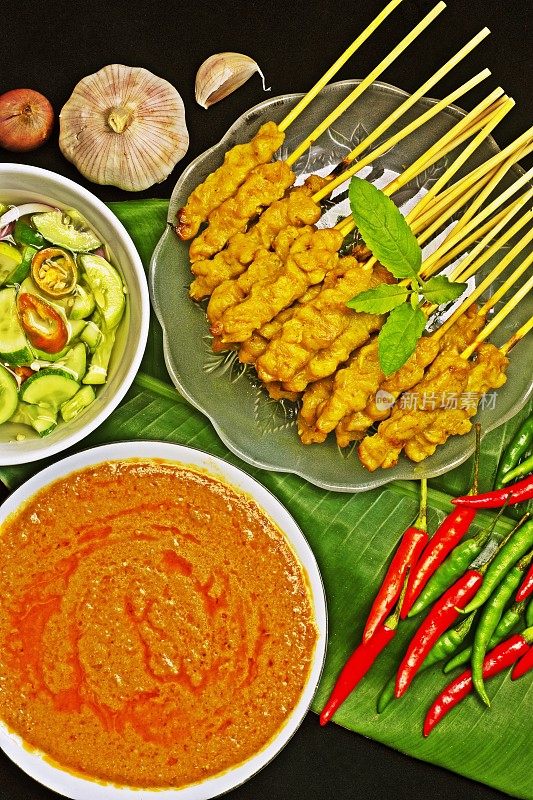 沙爹猪肉加香料和花生蘸酱-泰国食物。