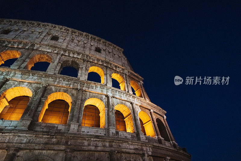 在夏季温暖的夜晚，雄伟的罗马竞技场:在意大利度假