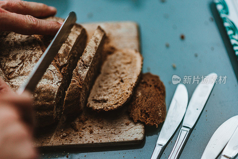 传统的全麦酸面包