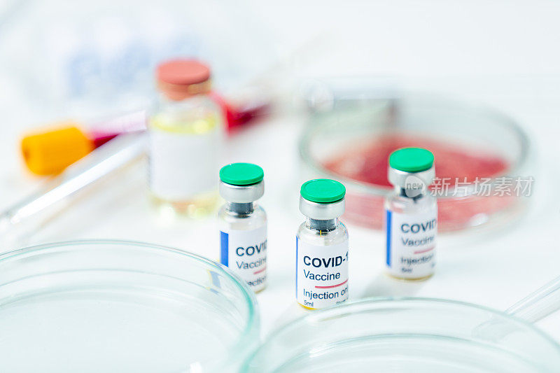 配有COVID-19疫苗瓶和检测设备的实验室工作台