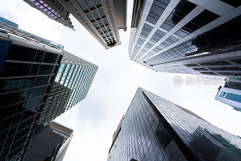 就在香港市中心现代金融摩天大楼的正下方