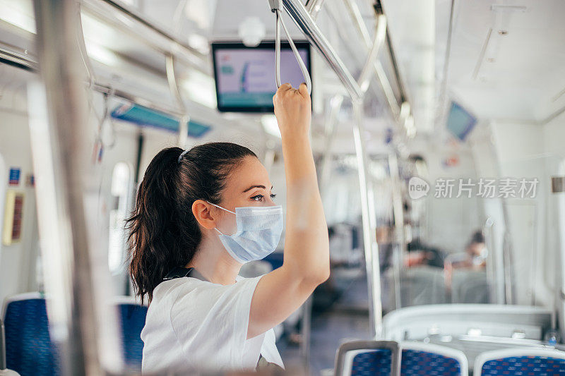 在火车里戴着外科口罩的女人为了保护自己coronovirüs