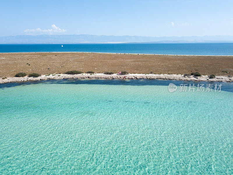 地中海小岛上美丽的绿松石色海湾