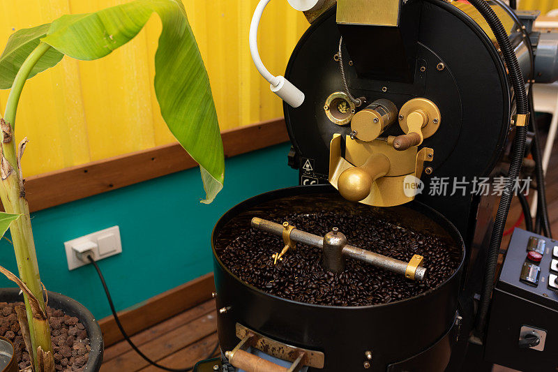 咖啡豆和一台咖啡烘焙机
