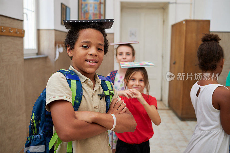 欢快的小学生在学校走廊里玩得很开心