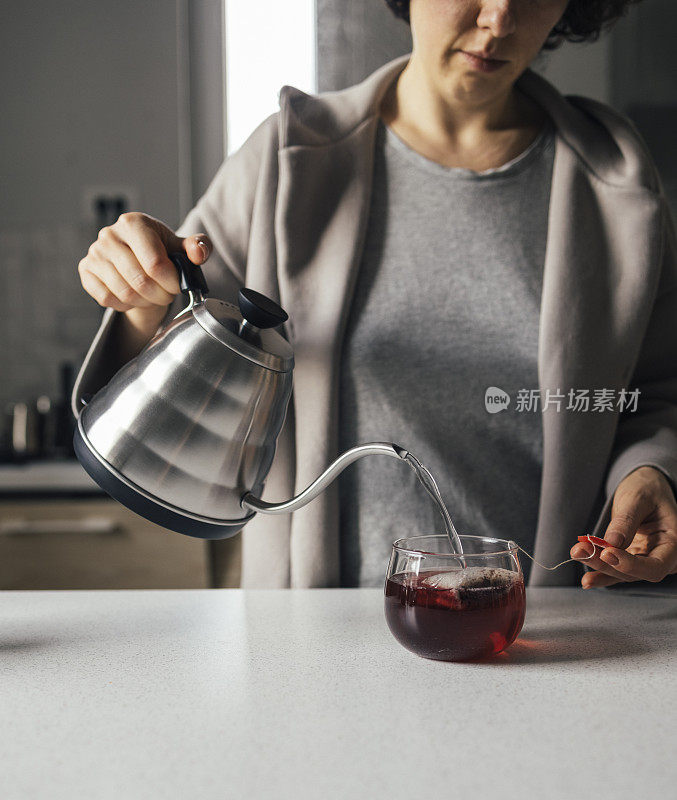 早上的习惯:一个匿名的女人泡花草茶