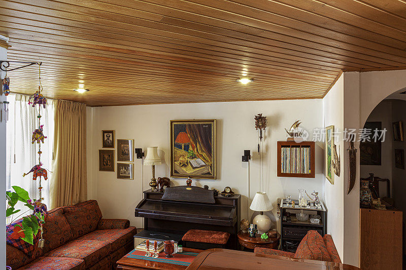 哥伦比亚波哥大——位于南美首都波哥大北部中产阶级地区的一个小公寓里的一个舒适的起居室