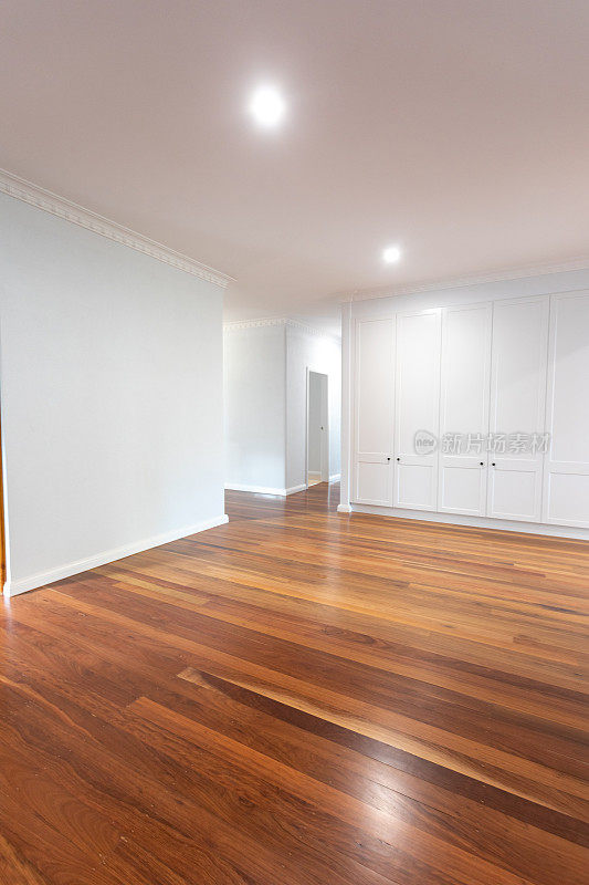 新装修的客厅，抛光木地板