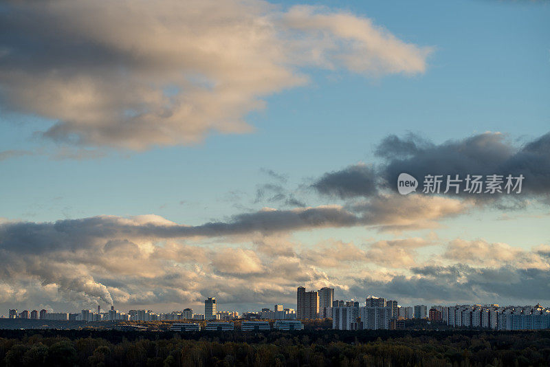 夜晚拍摄的城市天际线和戏剧性的天空