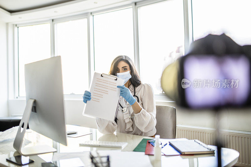 在冠状病毒大流行期间，美丽的女医生在她的博客上给病人提供建议