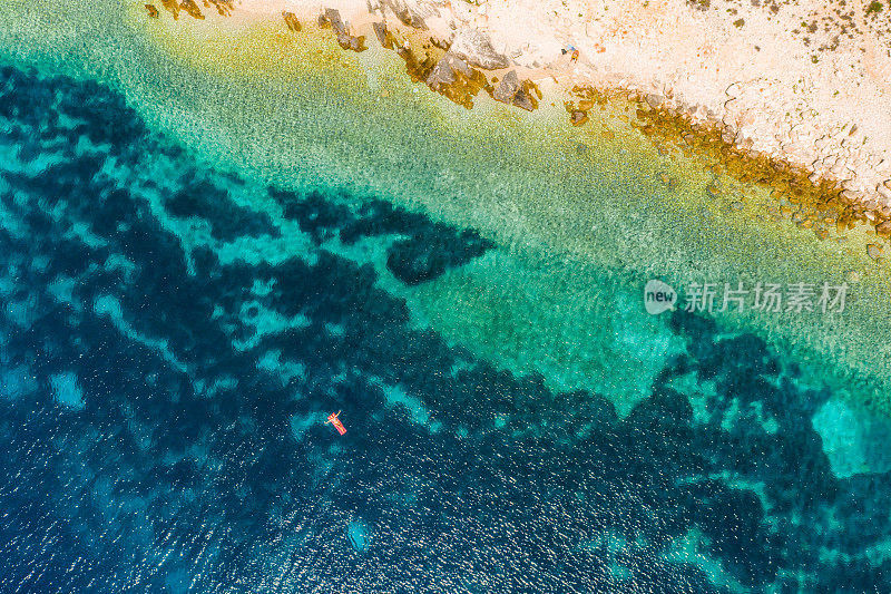 海滩和大海的鸟瞰图