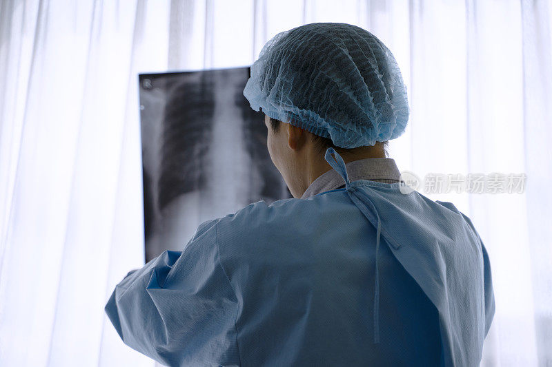 医生在医院看了病人的肺部x光片。