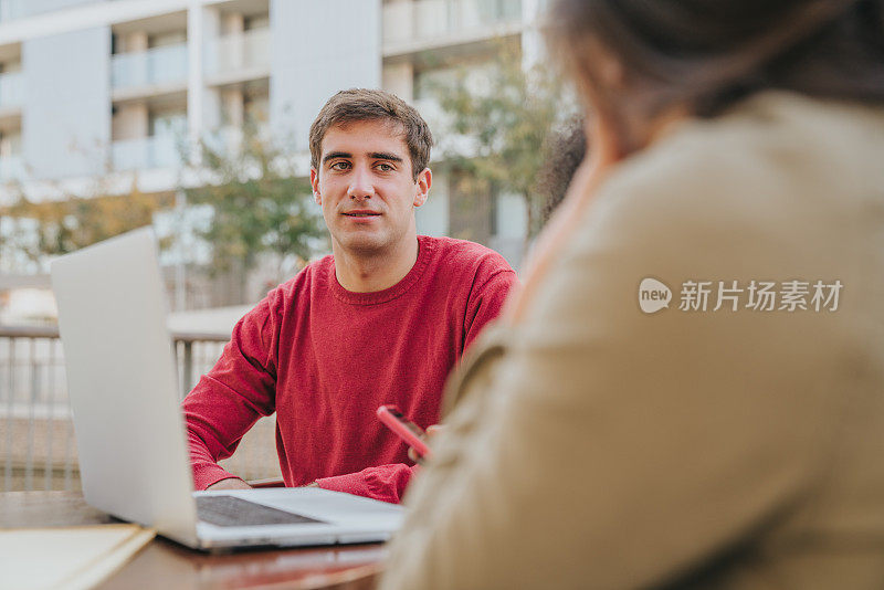 学生下课后使用笔记本电脑和智能手机放松