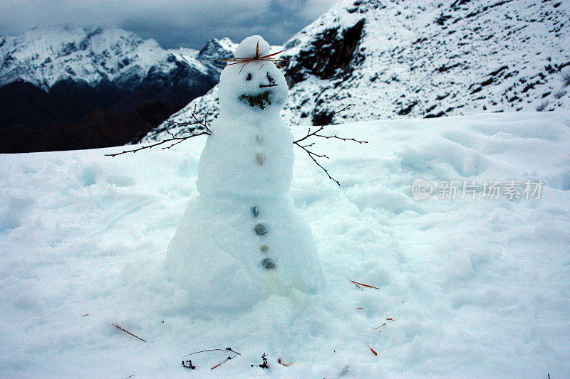可爱的雪人在白雪皑皑的山顶上有冬天的风景