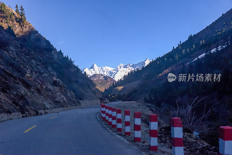 清晨，中国西藏的拉瓜措然婺湖