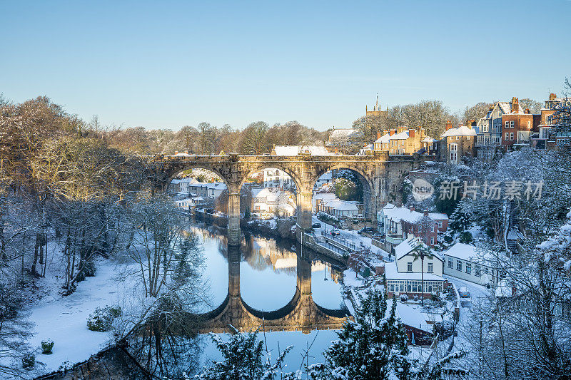 英国约克郡北部的Nidd河和铁路高架桥上的冬季雪景