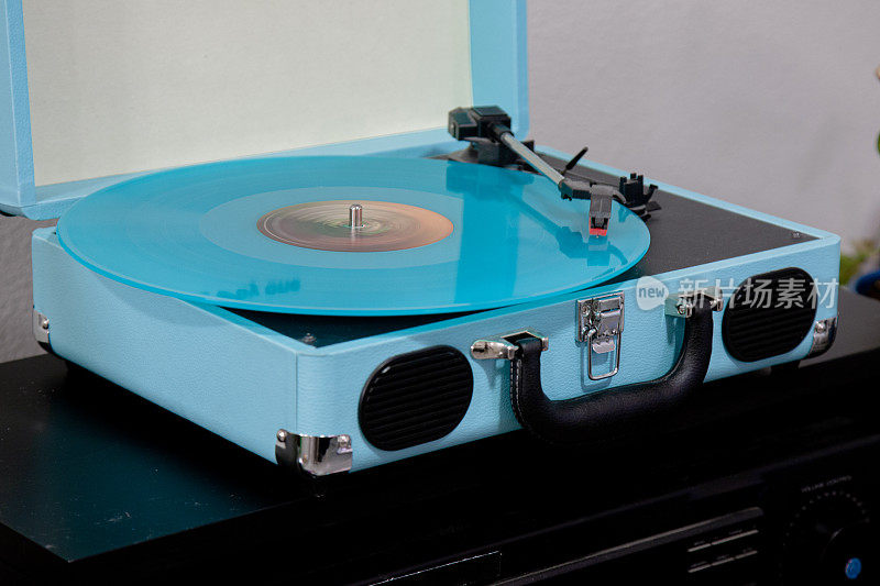 蓝色唱片机和蓝色黑胶唱片