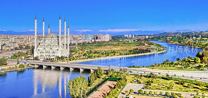 土耳其阿达纳市的赛汗河和萨班奇清真寺