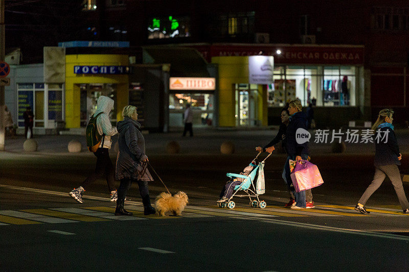 俄罗斯图拉市，市民们带着宠物和婴儿车穿过市中心