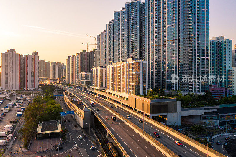 香港九龙的公路和城市现代建筑