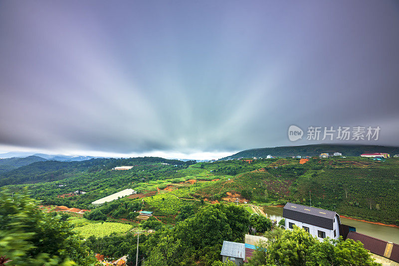 清晨的风景在山谷郊区与风暴云拉紧荒凉的天空