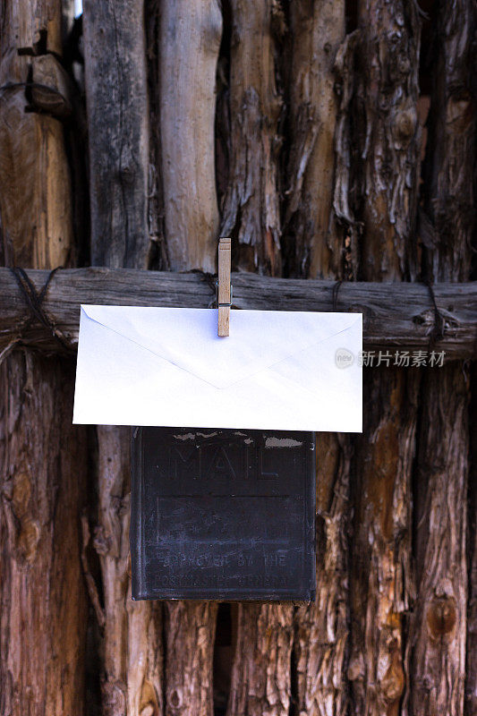 经典的美国乡村黑色信箱，剪白色信封