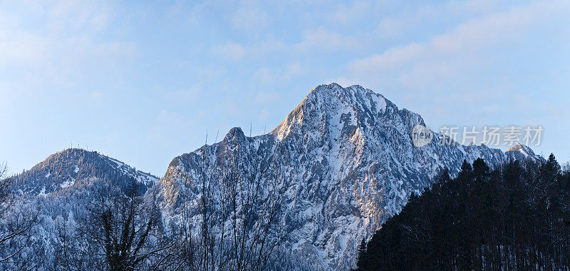 冬天，阿尔卑斯山的赫尔佐格斯坦德雪山上的全景