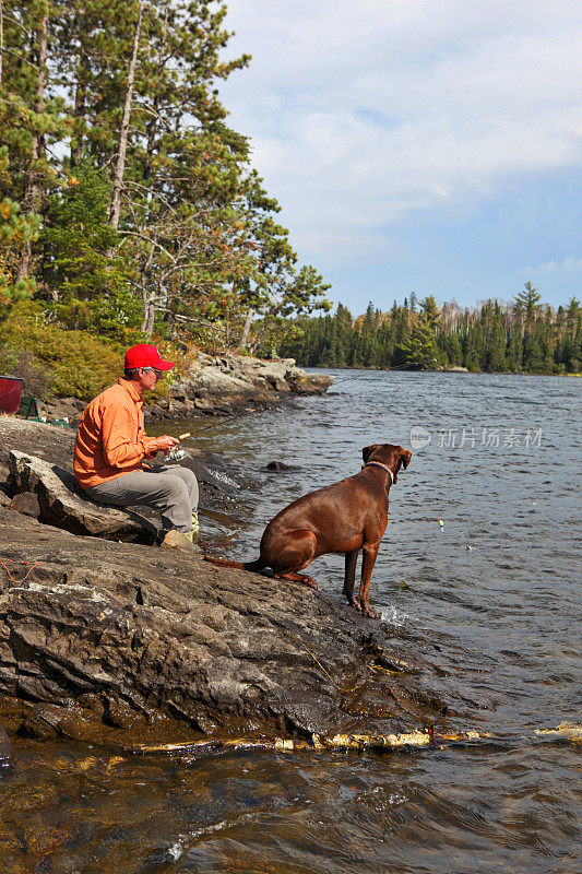 钓鱼与我的狗在边界水域独木舟地区