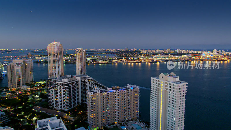 无人机在布里克尔基看迈阿密港和渔人岛在黄昏