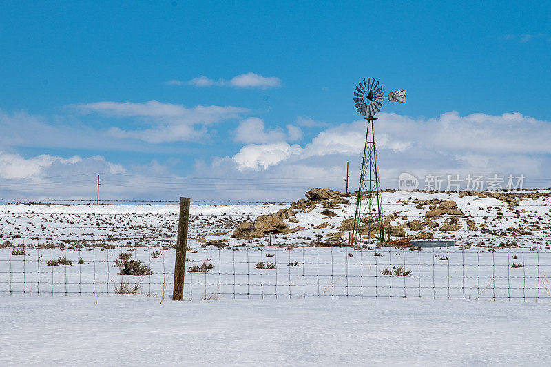 美国西部的风车和雪地