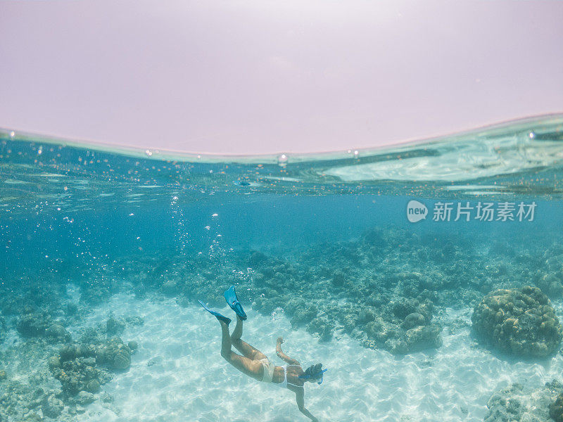 女人在水下潜水