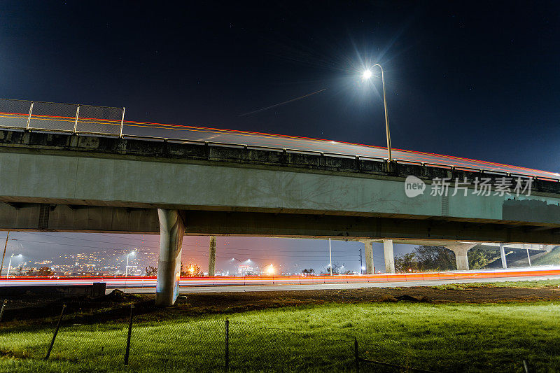 夜间多车道州际天桥