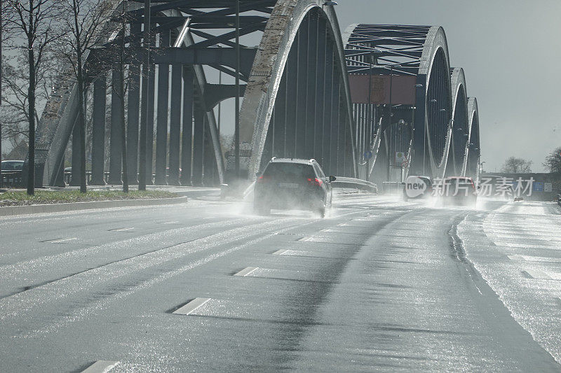 公路上下着大雨