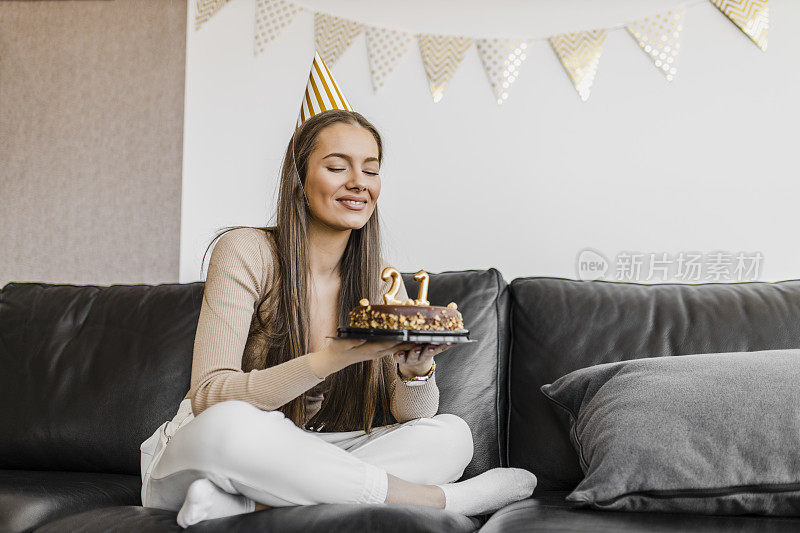 肖像的梦幻，快乐的生日女孩感到兴奋和喜悦庆祝生日