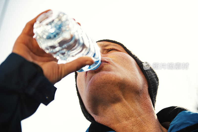 运动员在艰苦训练后喝水