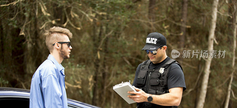 友好的警官在乡村公路上拦住了一个年轻人。